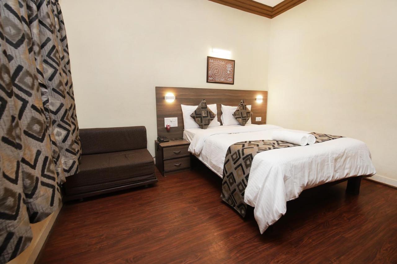 Westend Hotel Matheran Exterior foto